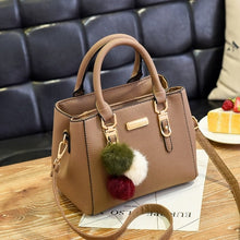 Load image into Gallery viewer, women hairball hand bag