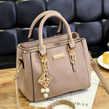 Load image into Gallery viewer, women hairball hand bag